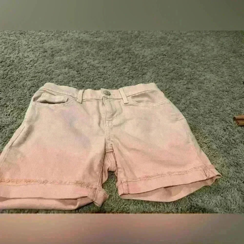 Girls Old Navy pink shorts.